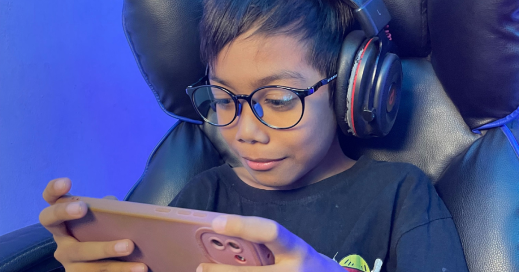 anak bermain gadget